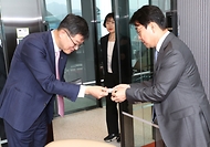 이기일 복지부 1차관, 국내 최초 초산 자연분만 네쌍둥이 출산 축하 사진 5