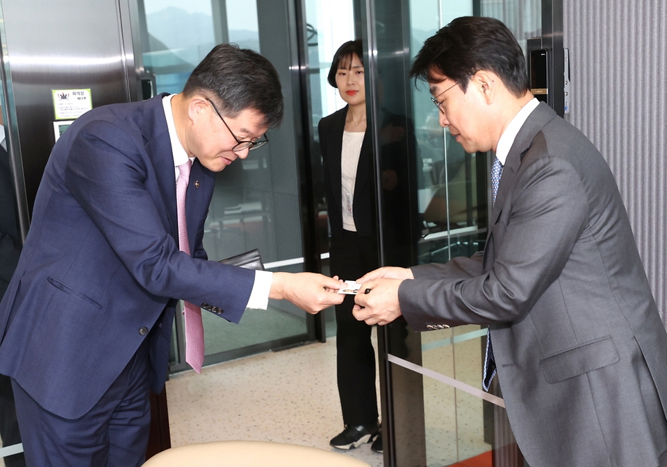 이기일 보건복지부 1차관이 18일 서울 종로구 SK온에서 최영찬 SK온 경영지원총괄 사장과 명함을 교환하고 있다.