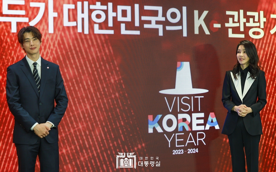 김건희 여사가 23일 서울 중구 한국관광공사 홍보관 ‘하이커 그라운드’에서 열린 ‘K-관광 협력단 출범식’에서 한국방문의 해 위원회 위원장인 이부진 신라호텔 사장, 한국방문의 해 홍보대사인 배우 차은우 등 참석자들과 함께 세계인을 한국으로 초대하는 초청장 발송 세리머니를 하고 있다.