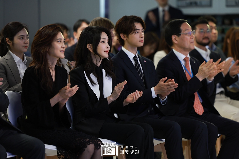 김건희 여사가 23일 서울 중구 한국관광공사 홍보관 ‘하이커 그라운드’에서 열린 ‘K-관광 협력단 출범식’에서 박수를 치고 있다.