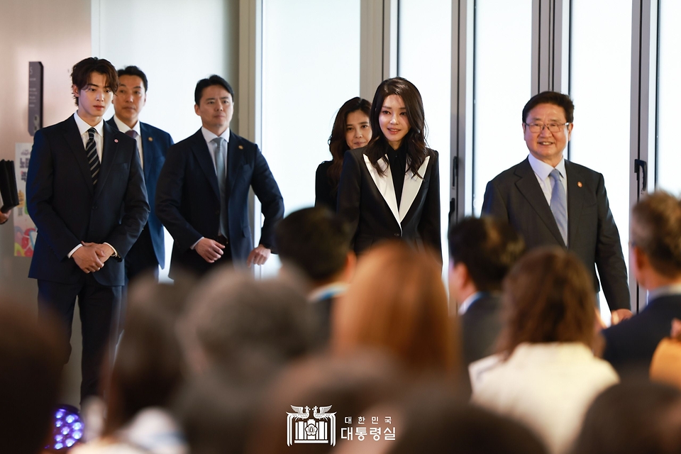 김건희 여사가 23일 서울 중구 한국관광공사 홍보관 ‘하이커 그라운드’에서 열린 ‘K-관광 협력단 출범식’에 입장하고 있다.