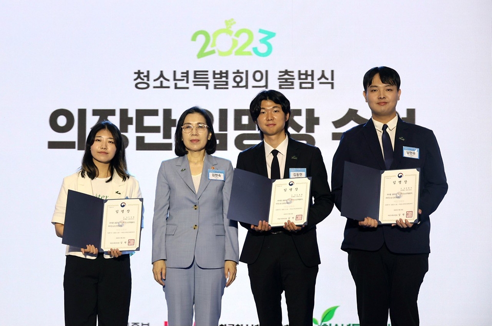 김현숙 여성가족부 장관이 25일 인천시 연수구 송도 컨벤시아에서 열린 ‘제19회 대한민국청소년박람회’에서 ‘청소년특별회의’의 청소년위원들에게 위촉장을 수여한 뒤 기념촬영을 하고 있다. (출처=여성가족부 페이스북)