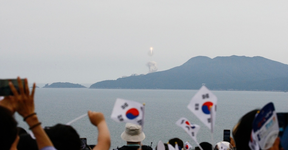 25일 전남 고흥군 나로우주센터에서 국민들이 국내 독자 기술로 개발된 한국형 발사체 누리호(KSLV-Ⅱ) 3차 발사를 지켜보고 있다.  (출처=과학기술정보통신부 페이스북)