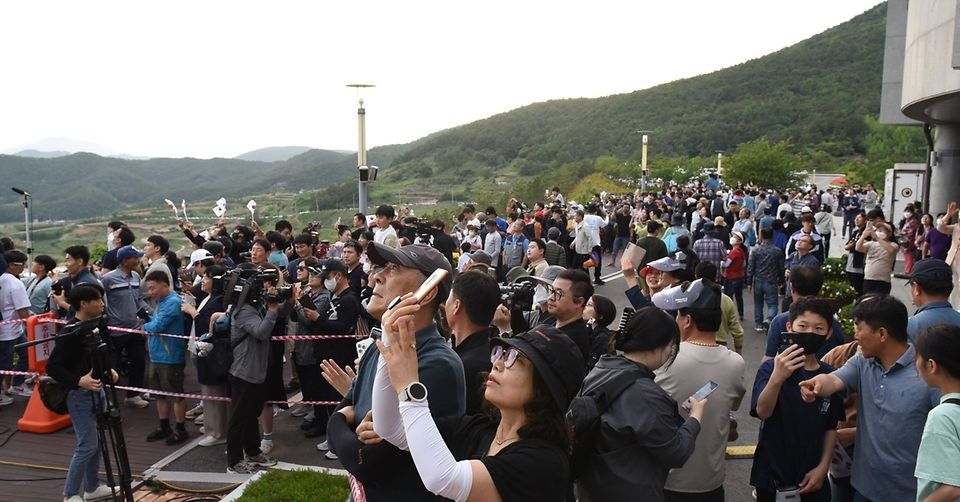 25일 전남 고흥군 우주발사전망대에서 국민들이 실용위성을 싣고 우주로 향하는 누리호(KSLV-Ⅱ) 3차 발사를 지켜보고 있다. 이번 누리호 3차 발사는 차세대소형위성 2호 1기와 큐브위성 7기 등 본격적으로 실용급 위성을 탑재해 발사하는 첫 사례다. (출처=과학기술정보통신부 페이스북)