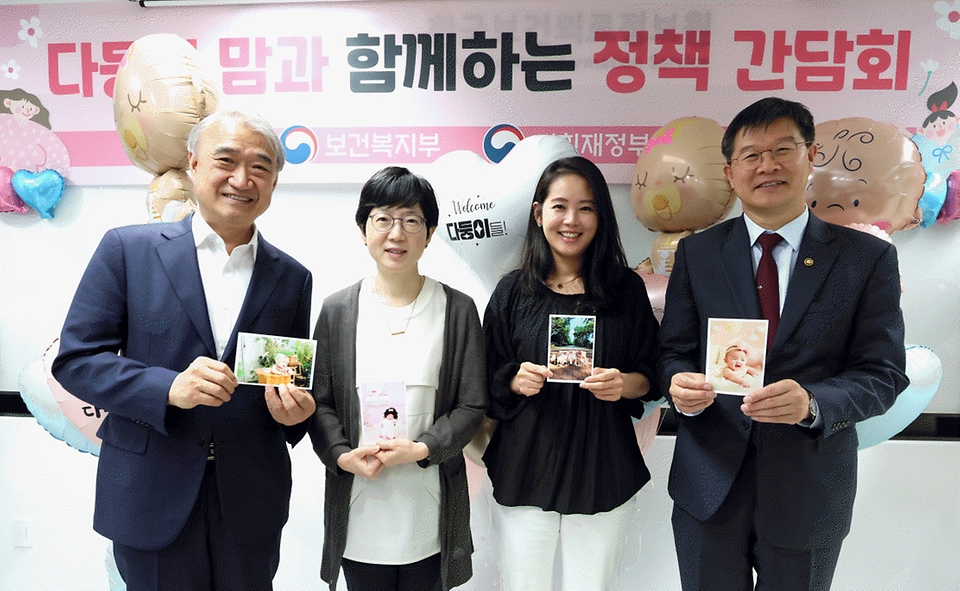 이기일 보건복지부 1차관이 25일 서울 중구 한국보건의료정보원에서 열린 ‘다둥이 맘과 함께하는 정책 간담회’에서 전종관 서울대학교병원 산부인과 교수와 함께 다태아 임산부들과 기념촬영을 하고 있다.