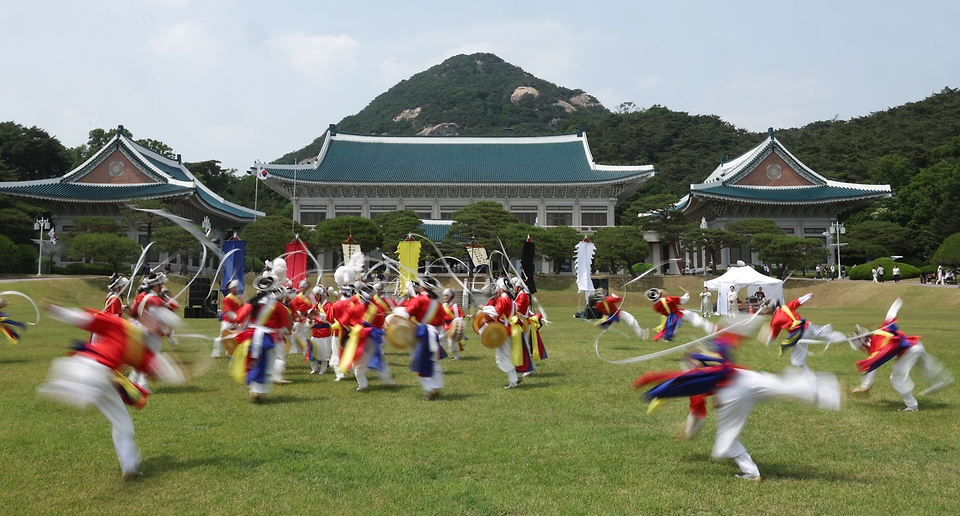 <p>28일 오후 서울 종로구 청와대 대정원에서 국립국악원 민속악단의 공연이 펼쳐지고 있다. 이 전통연희 공연은 ‘민속음악의 정수를 전하다’를 주제로 생동감 가득한 신명나는 무대를 선사한다.</p>