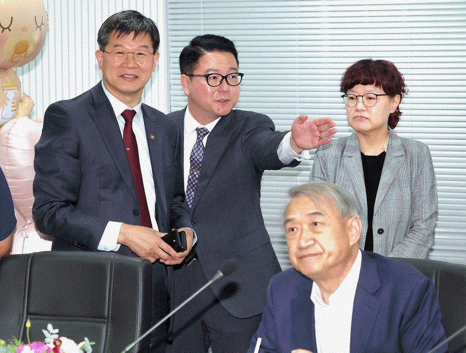 이기일 보건복지부 1차관이 25일 서울 중구 한국보건의료정보원에서 열린 ‘다둥이 맘과 함께하는 정책 간담회’에 참석하고 있다.