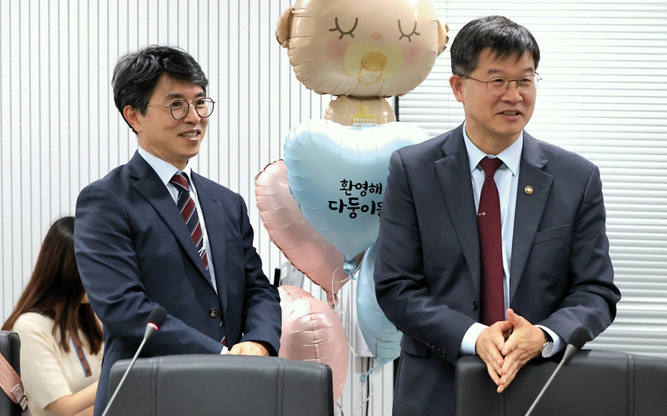 이기일 보건복지부 1차관이 25일 서울 중구 한국보건의료정보원에서 열린 ‘다둥이 맘과 함께하는 정책 간담회’에 참석하고 있다.