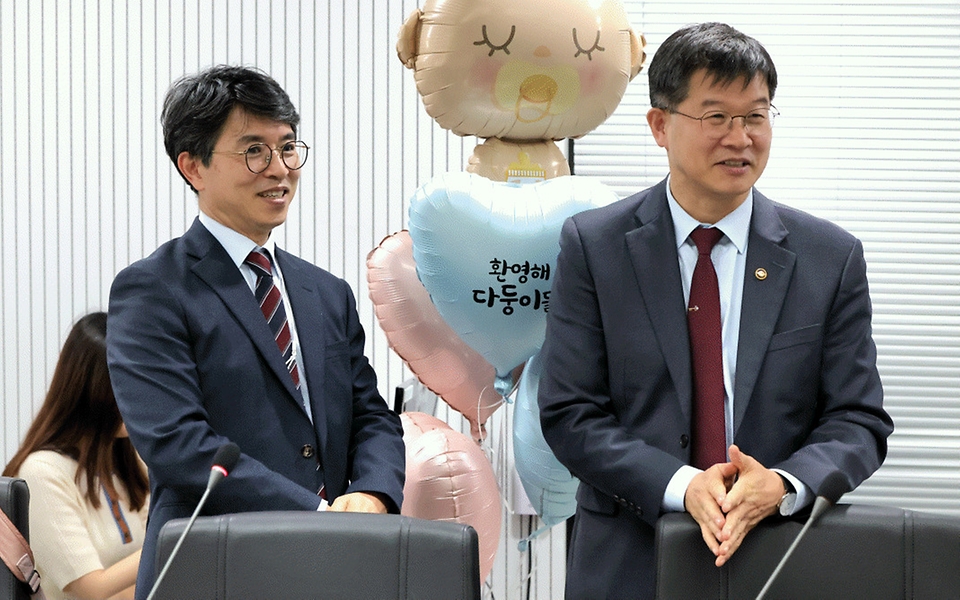 이기일 보건복지부 1차관이 25일 서울 중구 한국보건의료정보원에서 열린 ‘다둥이 맘과 함께하는 정책 간담회’에 참석하고 있다.