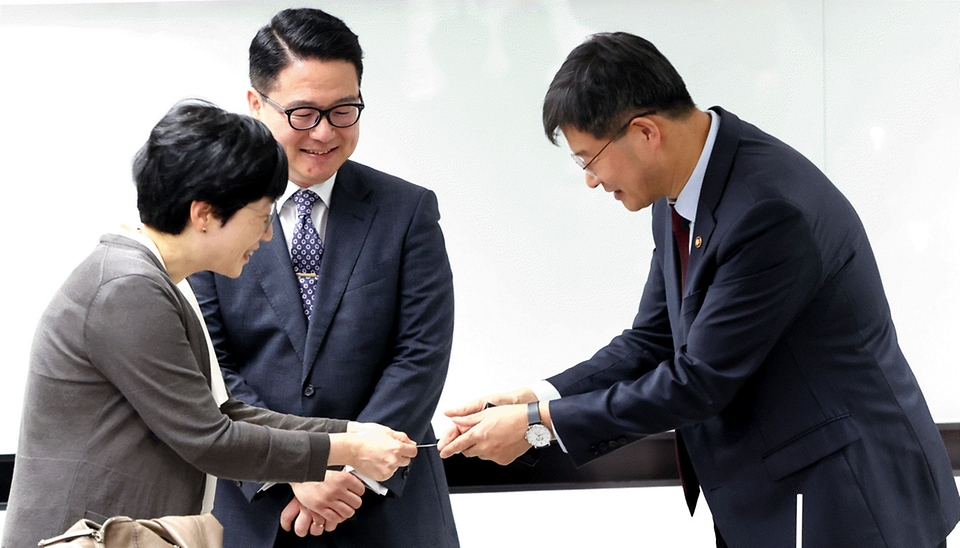 이기일 보건복지부 1차관이 25일 서울 중구 한국보건의료정보원에서 열린 ‘다둥이 맘과 함께하는 정책 간담회’에서 참석자들과 명함을 교환하고 있다.