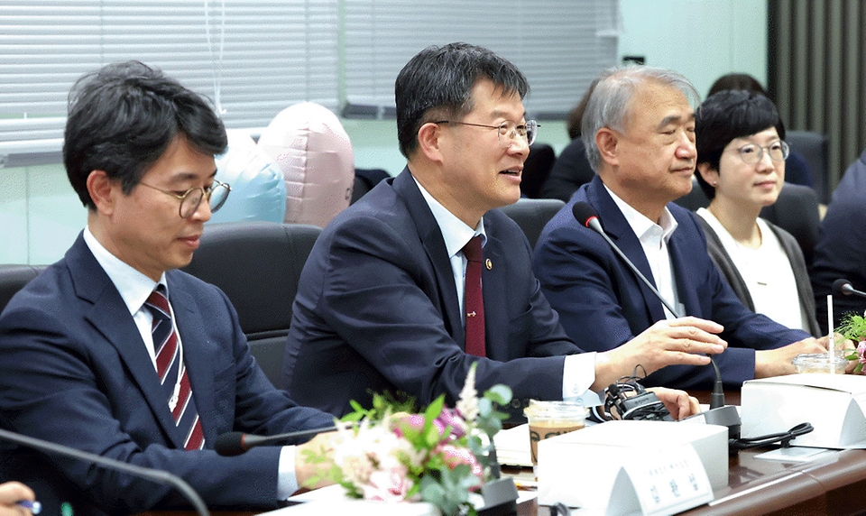 이기일 보건복지부 1차관이 25일 서울 중구 한국보건의료정보원에서 열린 ‘다둥이 맘과 함께하는 정책 간담회’에서 발언하고 있다.