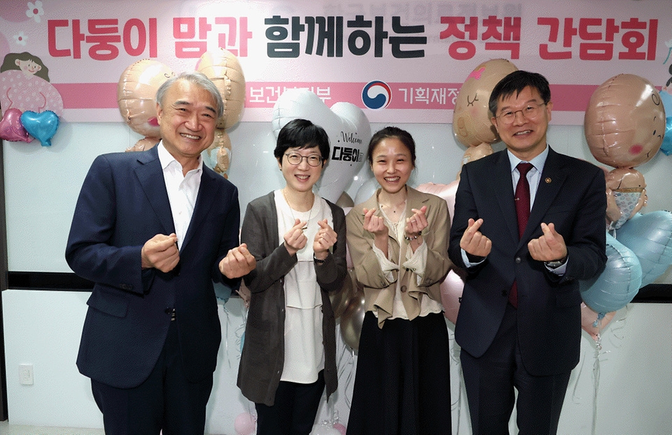 이기일 보건복지부 1차관이 25일 서울 중구 한국보건의료정보원에서 열린 ‘다둥이 맘과 함께하는 정책 간담회’에서 전종관 서울대학교병원 산부인과 교수와 함께 다태아 임산부들과 기념촬영을 하고 있다.