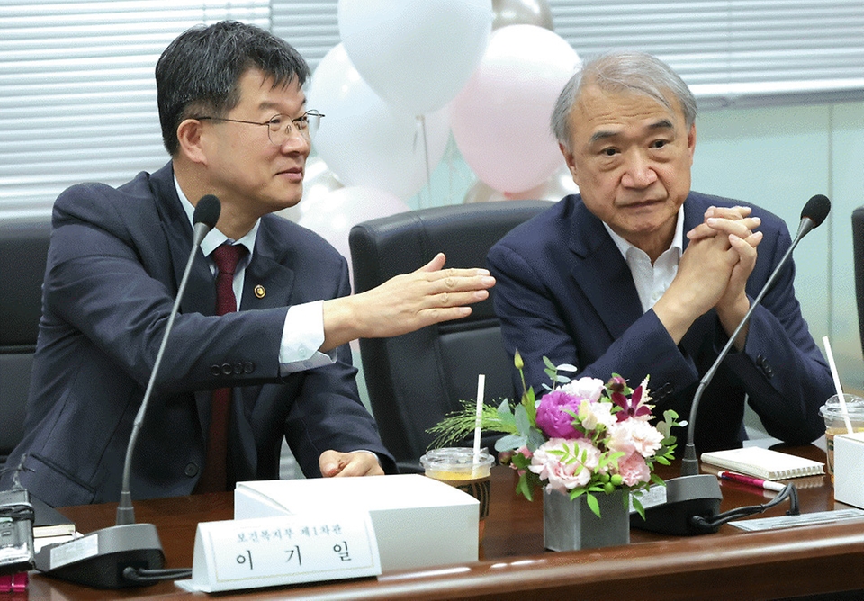 이기일 보건복지부 1차관이 25일 서울 중구 한국보건의료정보원에서 열린 ‘다둥이 맘과 함께하는 정책 간담회’에 참석하고 있다.