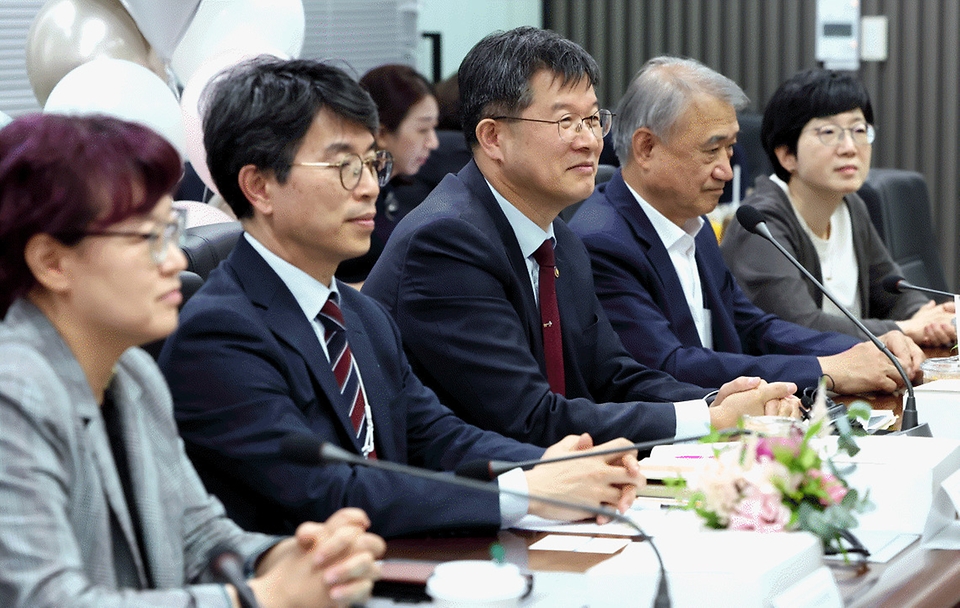 이기일 보건복지부 1차관이 25일 서울 중구 한국보건의료정보원에서 열린 ‘다둥이 맘과 함께하는 정책 간담회’에 참석하고 있다.