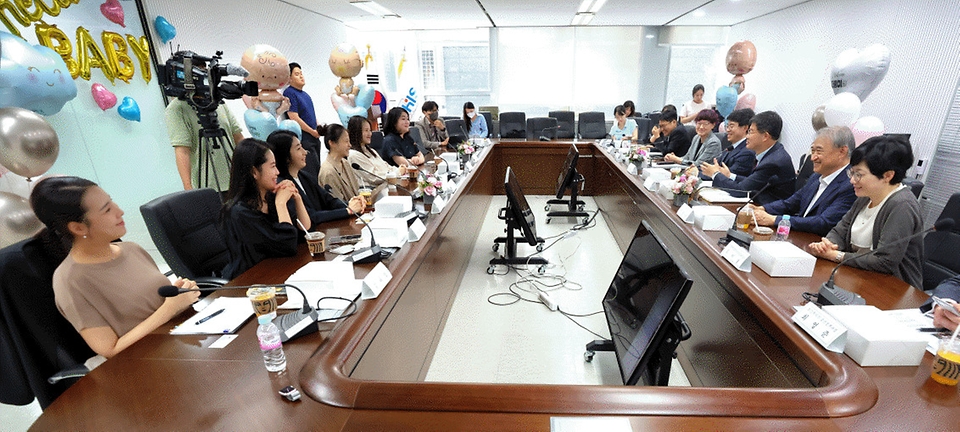 25일 서울 중구 한국보건의료정보원에서 ‘다둥이 맘과 함께하는 정책 간담회’가 진행되고 있다.