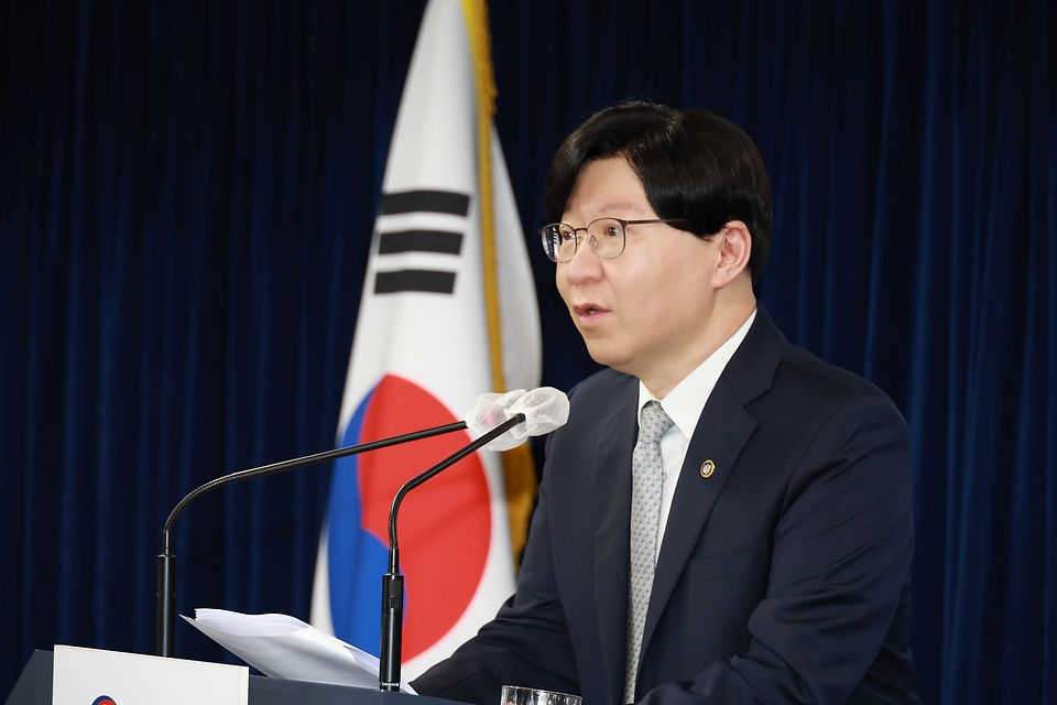 <p>김소영 금융위원회 부위원장이 30일 오전 서울 정부서울청사 합동브리핑실에서 온라인·원스톱 대환대출 인프라 개시 관련 브리핑을 하고 있다.</p>