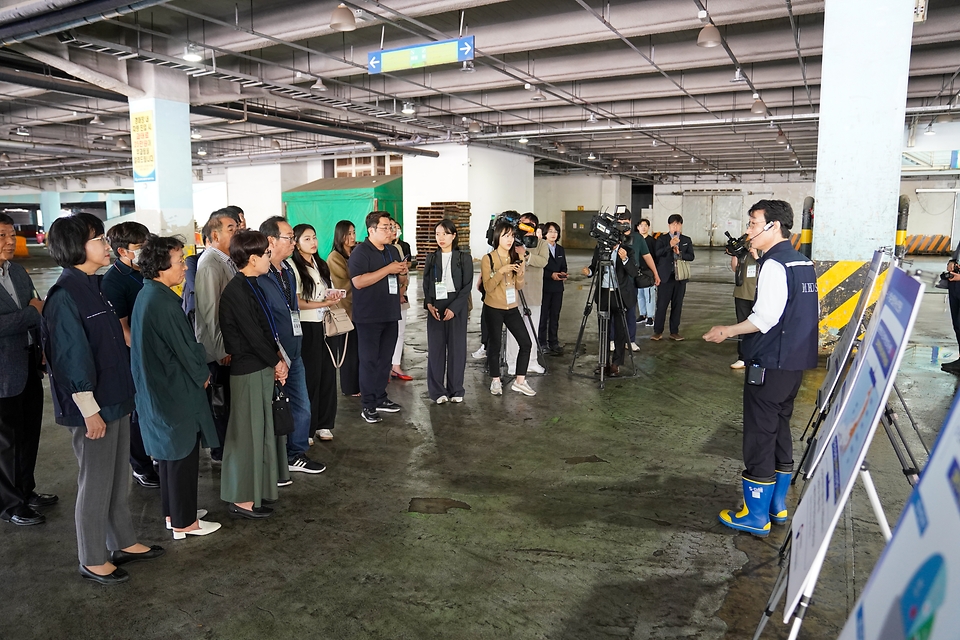 오유경 식품의약품안전처장이 25일 부산시 서구 부산감천항수산물시장에서 수입 수산물 방사능 검사와 관련해 관계자의 설명을 듣고 있다.