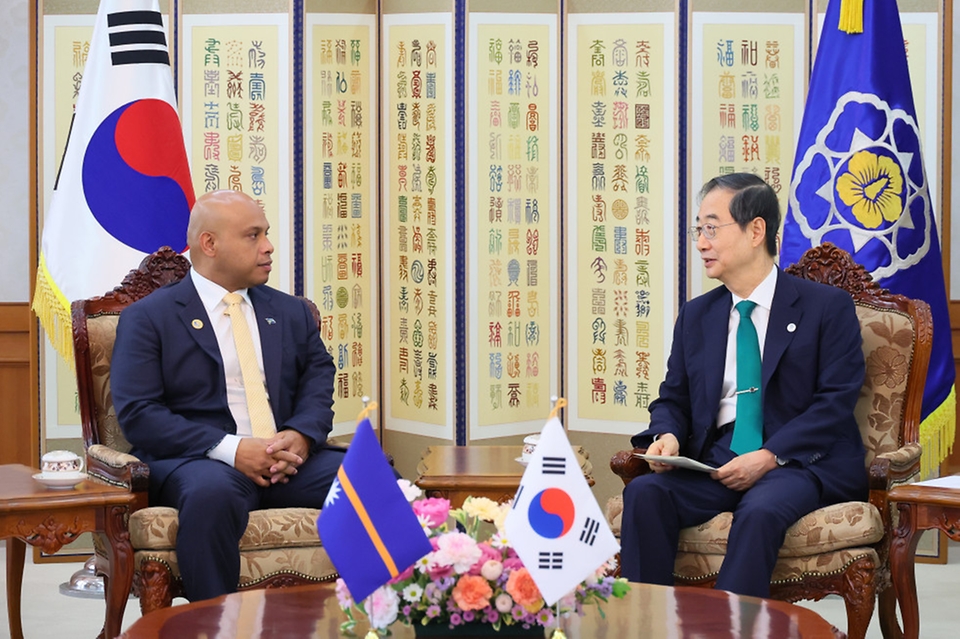 한덕수 국무총리가 29일 서울 종로구 정부서울청사에서 티모시 이케 나우루 보건의료부 장관을 접견하고 있다.