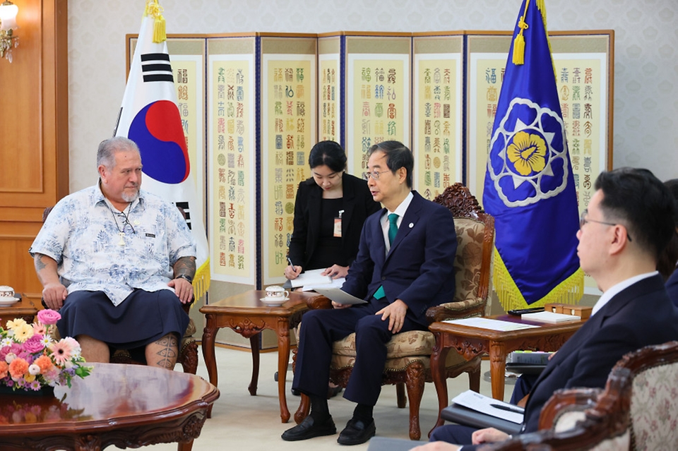 한덕수 국무총리가 29일 서울 종로구 정부서울청사에서 모에테 브라더슨 프랑스령 폴리네시아 자치정부 대통령을 접견하고 있다.