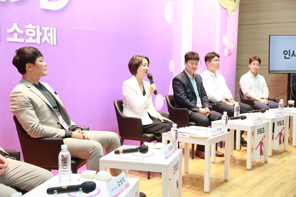 이영 중소벤처기업부 장관이 30일 경기 성남시 코리아 바이오파크에서 열린 ‘바이오 벤처·스타트업 규제 뽀개기’에 참석해 규제 관련 국제협력, 테스트베드 조성 등 다양한 해결방안을 논의하고 있다.