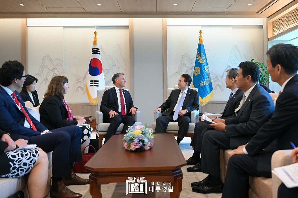 윤석열 대통령이 30일 서울 용산구 대통령실 청사에서 리차드 말스 호주 부총리를 접견하고 있다.