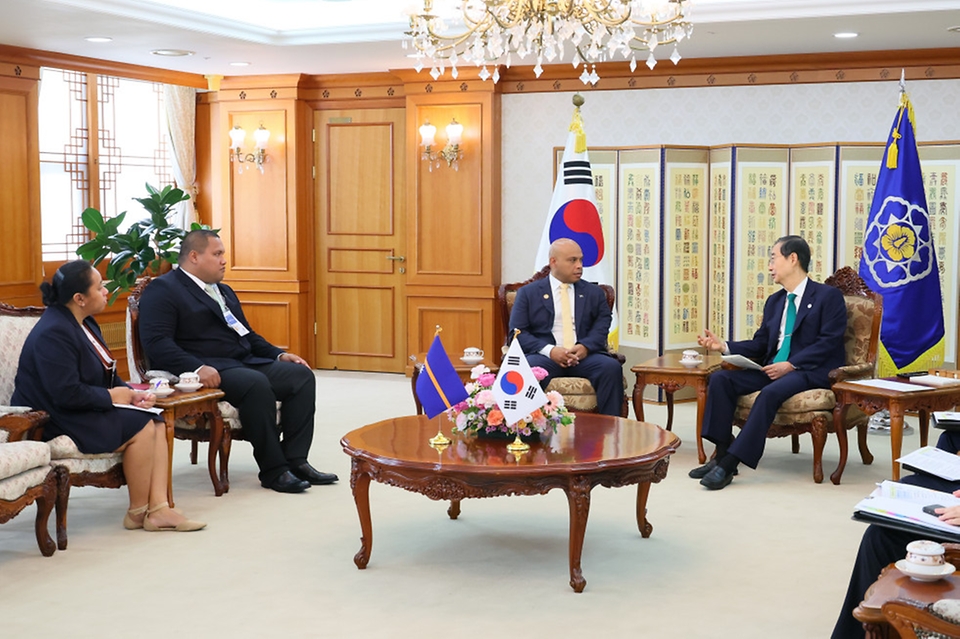 한덕수 국무총리가 29일 서울 종로구 정부서울청사에서 티모시 이케 나우루 보건의료부 장관을 접견하고 있다.