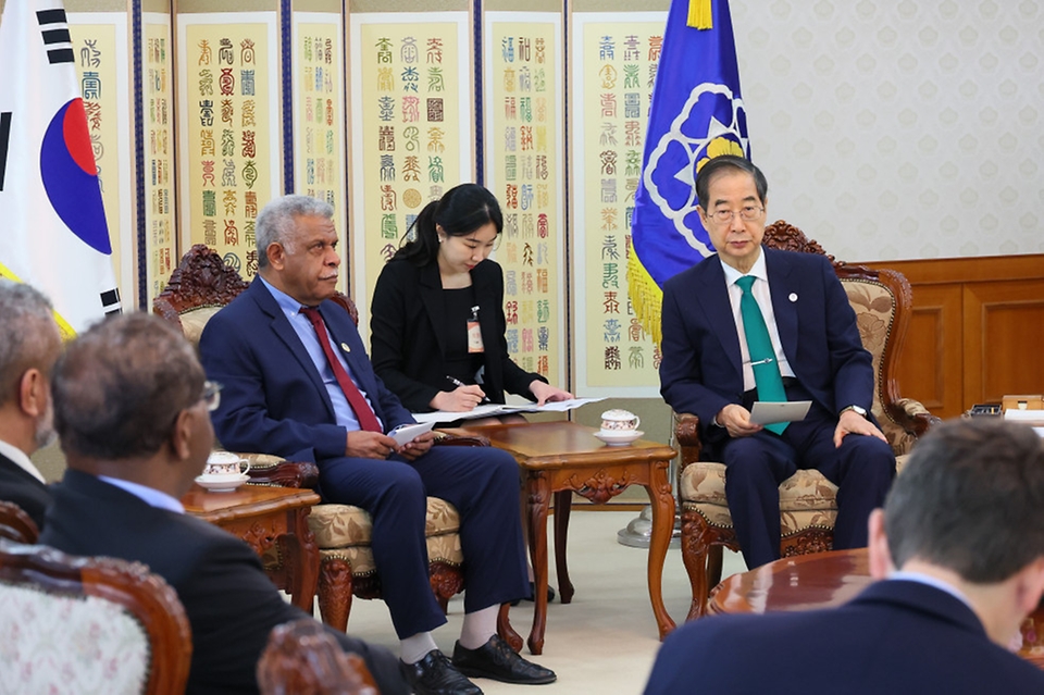 한덕수 국무총리가 29일 서울 종로구 정부서울청사에서 루이 마푸 뉴칼레도니아 대통령을 접견하고 있다.