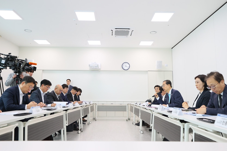 한덕수 국무총리가 30일 부산시 진구 부산수학문화관에서 관계자들과 간담회를 하고 있다.