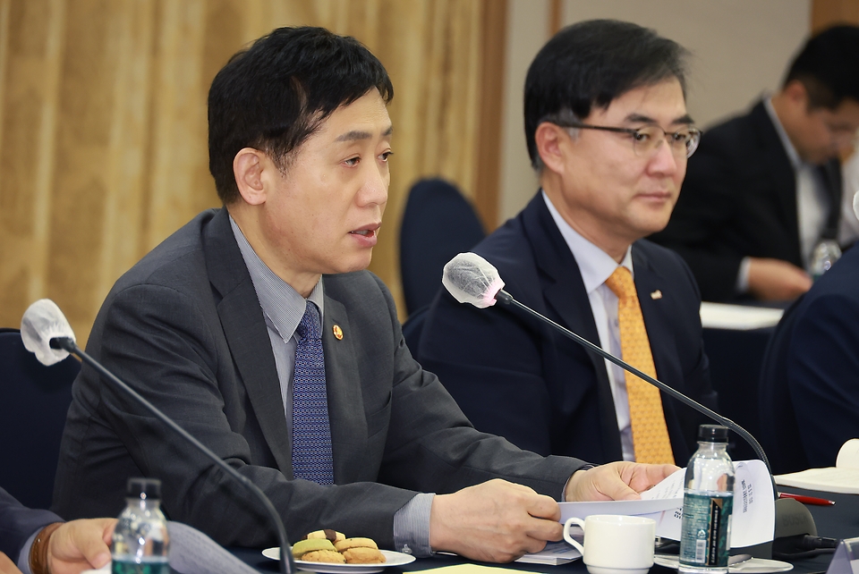 <p>김주현 금융위원장이 31일 오후 서울 중구 프레스센터 매화홀에서 개최한 제49차 금융중심지추진위원회에 참석해 신임 위원 위촉장 수여 후 회의를 주재하고 있다.</p>