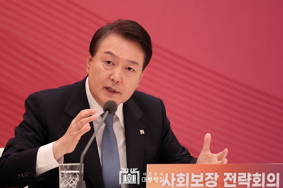 윤석열 대통령이 31일 청와대 영빈관에서 열린 ‘사회보장 전략회의’에서 발언하고 있다.