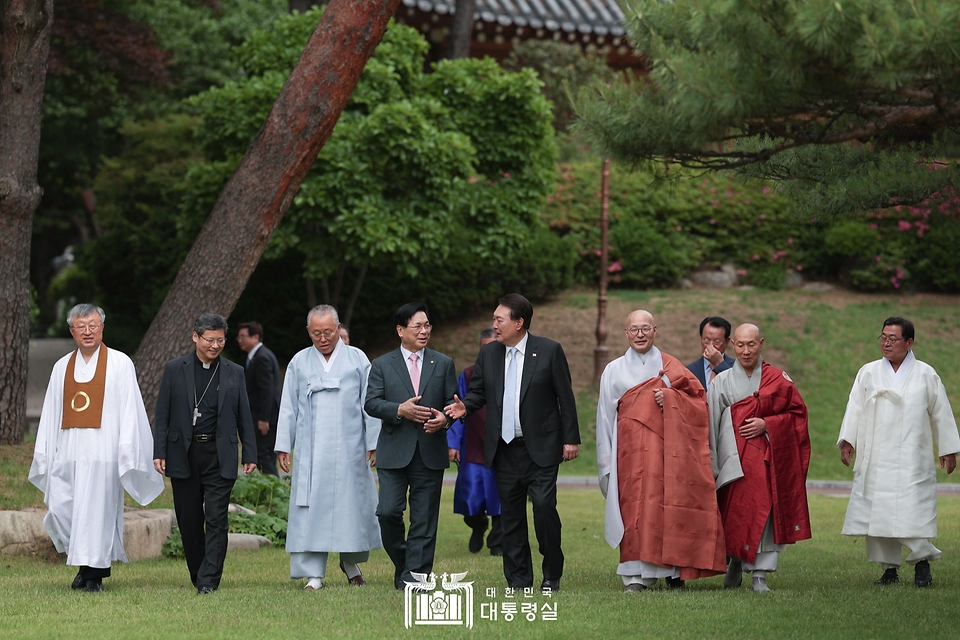 윤석열 대통령이 30일 청와대 상춘재에서 열린 ‘종교계 지도자 초청 오찬 간담회’에서 참석자들과 청와대 경내를 걸으며 대화하고 있다.