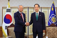 헨리 푸나 태평양 도서국 포럼 사무총장 면담 사진 1