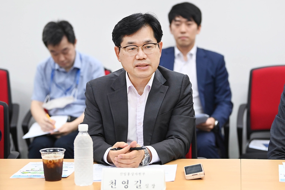 천영길 산업통상자원부 에너지정책실장이 30일 서울 영등포구 에너지공단 서울지역본부에서 열린 ‘냉방비 절감 지원 전담반(TF) 발족식’에서 발언하고 있다.