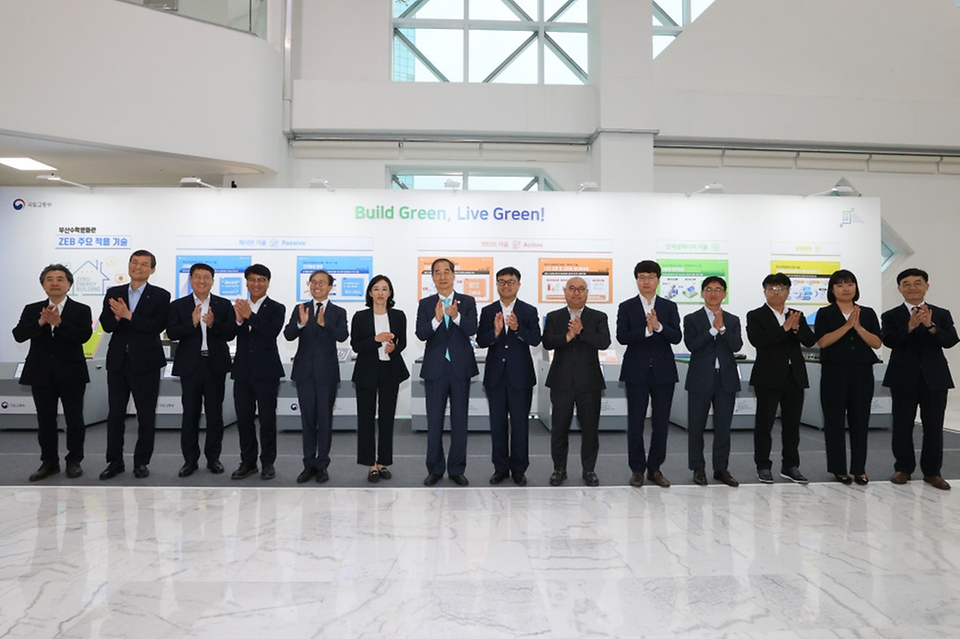 한덕수 국무총리가 30일 부산시 진구 부산수학문화관에서 관계자들과 기념촬영을 하고 있다.