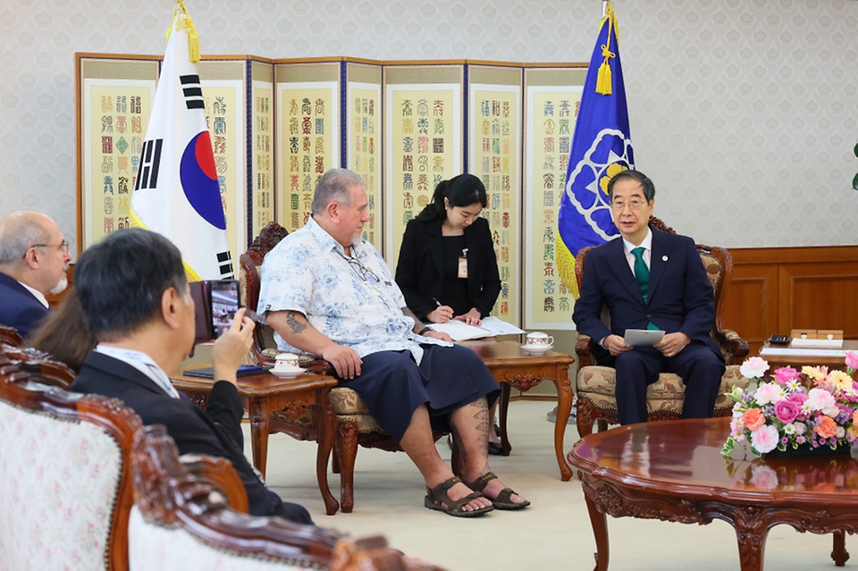 한덕수 국무총리가 29일 서울 종로구 정부서울청사에서 모에테 브라더슨 프랑스령 폴리네시아 자치정부 대통령을 접견하고 있다.