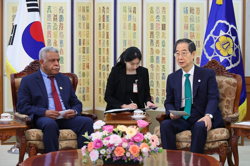 한덕수 국무총리가 29일 서울 종로구 정부서울청사에서 루이 마푸 뉴칼레도니아 대통령을 접견하고 있다.