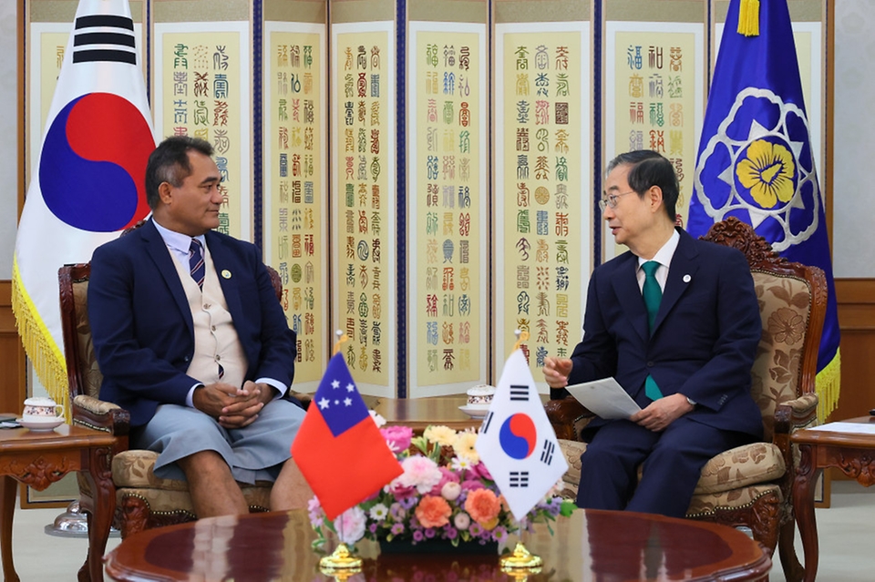 한덕수 국무총리가 29일 서울 종로구 정부서울청사에서 토레술루술루 세드릭 슈스터 사모아 천연자원·환경장관을 접견하고 있다.