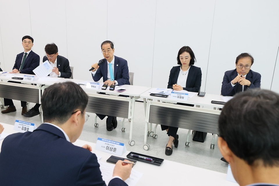 한덕수 국무총리가 30일 부산시 진구 부산수학문화관에서 관계자들과 간담회를 하고 있다.
