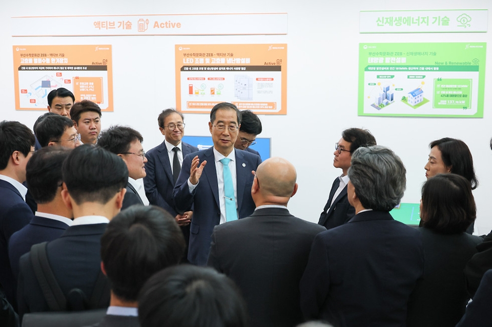 한덕수 국무총리가 30일 부산시 진구 부산수학문화관에서 관계자들과 대화하고 있다.