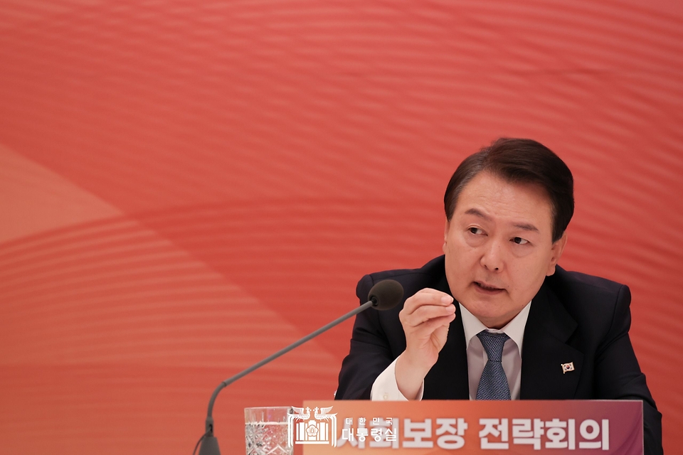 윤석열 대통령이 31일 청와대 영빈관에서 열린 ‘사회보장 전략회의’에서 발언하고 있다.
