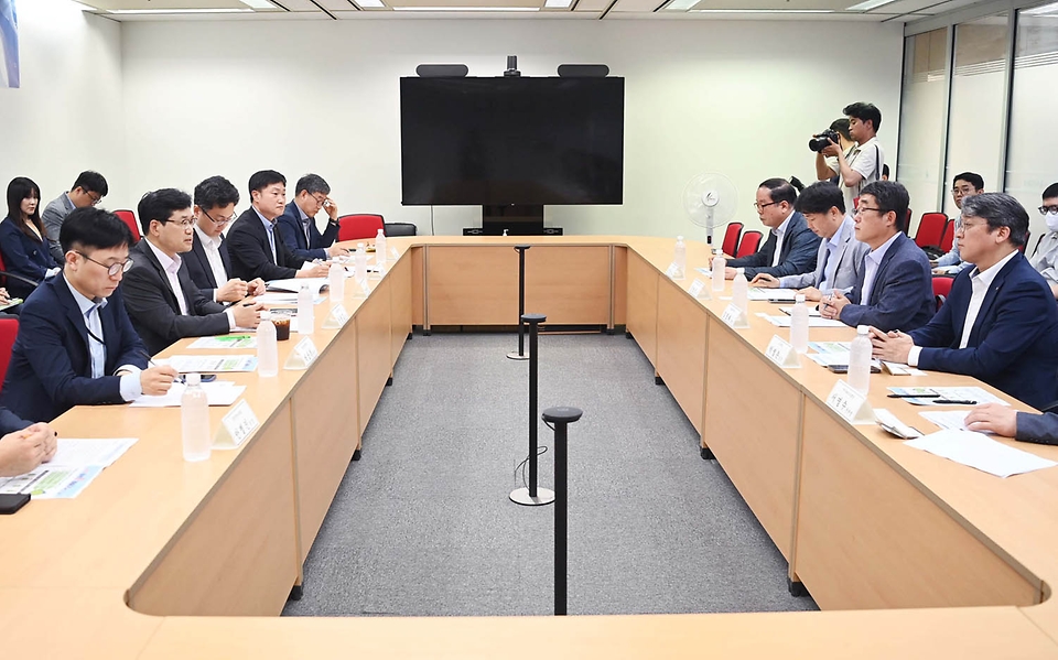 30일 서울 영등포구 에너지공단 서울지역본부에서 ‘냉방비 절감 지원 전담반(TF) 발족식’이 진행되고 있다.