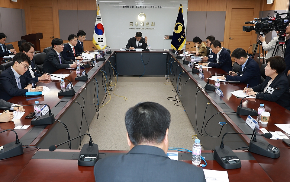 <p>김소영 금융위원회 부위원장이 31일 오전 서울 정부서울청사에서 개최한 청년도약계좌 운영 사전 점검회의에서 6월 중 운영 개시를 앞둔 청년도약계좌의 준비상황을 전반적으로 점검하고, 청년도약계좌 취급기관 및 관계기관에 당부를 전달하고 있다.</p>