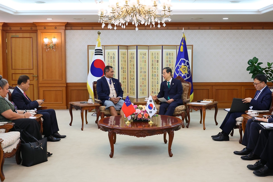 한덕수 국무총리가 29일 서울 종로구 정부서울청사에서 토레술루술루 세드릭 슈스터 사모아 천연자원·환경장관을 접견하고 있다.