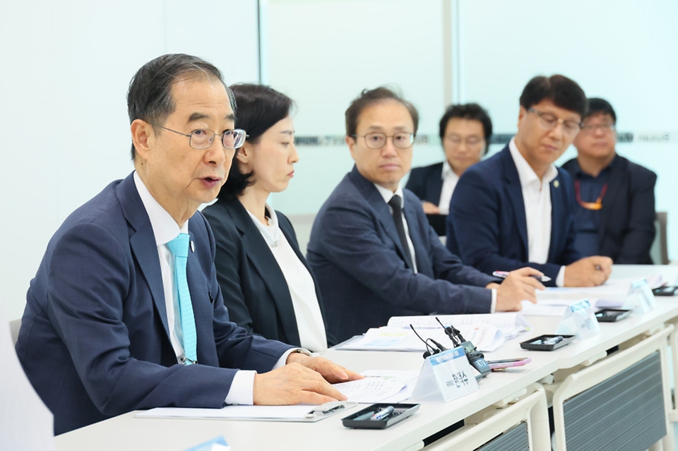 한덕수 국무총리가 30일 부산시 진구 부산수학문화관에서 관계자들과 간담회를 하고 있다.
