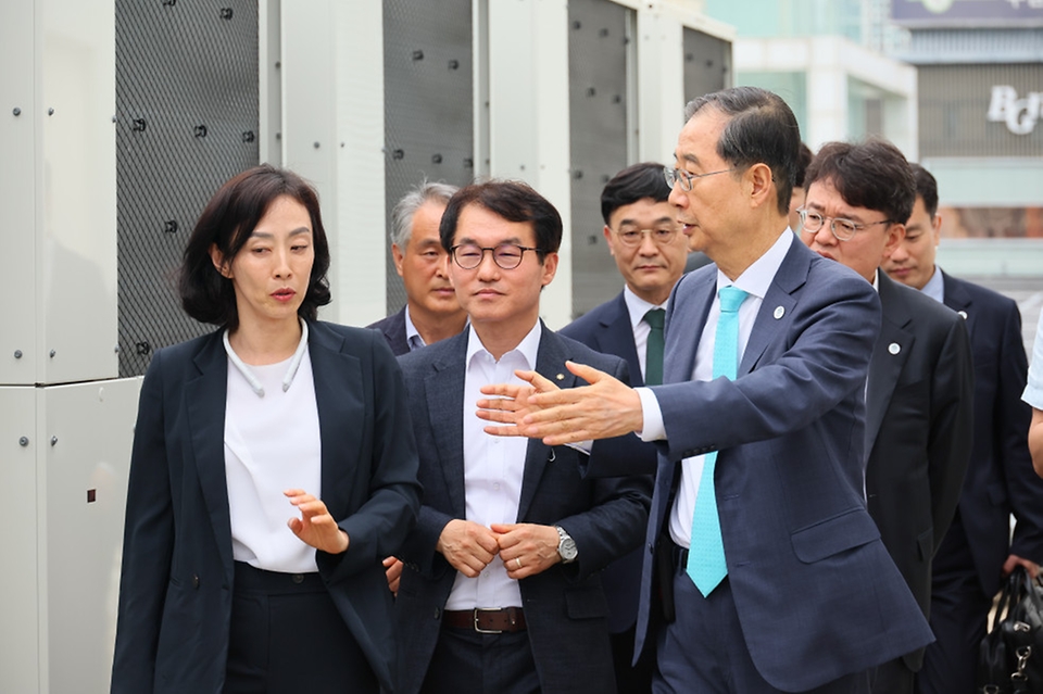한덕수 국무총리가 30일 부산시 진구 부산수학문화관에서 관계자들과 대화하고 있다.
