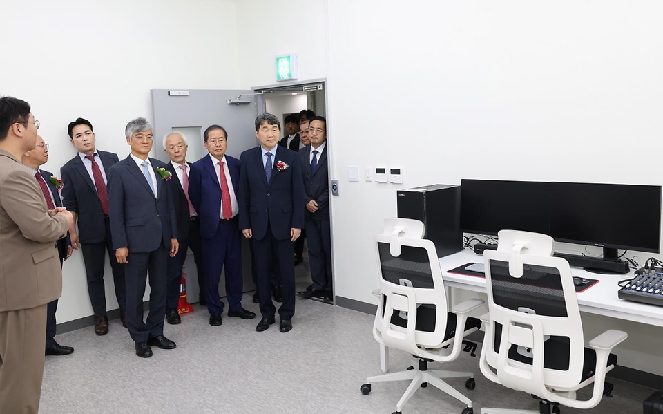 이주호 부총리 겸 교육부 장관이 30일 대구 중구 행복기숙사를 방문, 기숙사 내부를 살펴보고 있다.