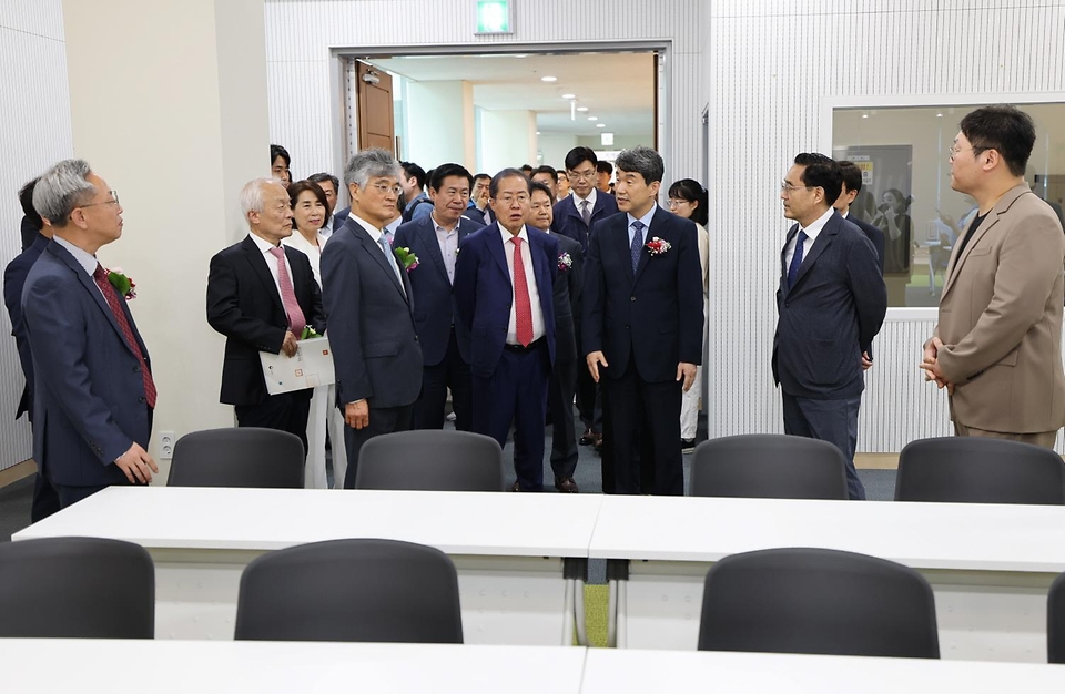 이주호 부총리 겸 교육부 장관이 30일 대구 중구 행복기숙사를 방문, 기숙사 내부를 살펴보고 있다.