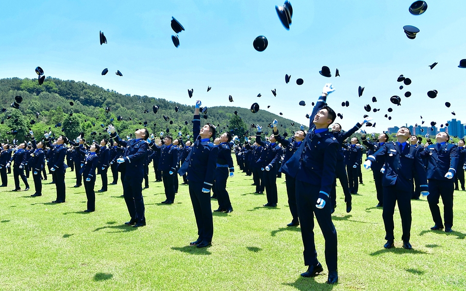 31일 경남 진주시 공군교육사령부에서 열린 ‘제150기 공군 학사사관후보생 임관식’에서 신임 장교들이 임관을 자축하며 정모를 하늘 높이 던지고 있다. (출처=국방부 페이스북)