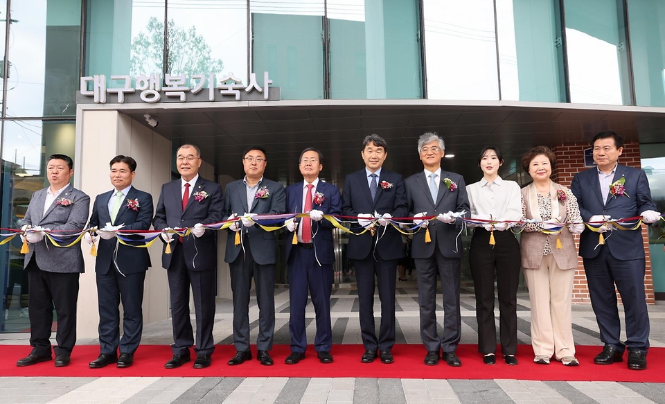 이주호 부총리 겸 교육부 장관이 30일 대구 중구에서 열린 ‘대구 행복기숙사 개관식’에서 홍준표 대구시장을 비롯한 내빈들과 개관테이프를 자르고 있다.