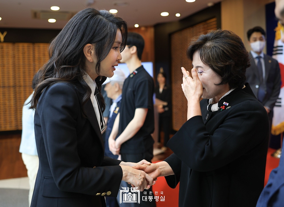 김건희 여사가 1일 서울 중구 사랑의열매 회관에서 열린 ‘국가유공자 지원을 위한 기부금 전달식’에서 참석자와 대화하고 있다.